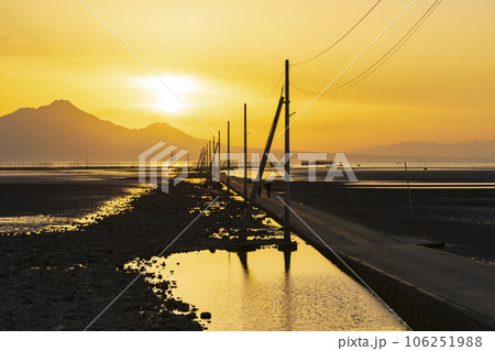 【熊本県】海に続く一本道 夕日に染まる長部田海床路 【熊本県】海に続く一本道 夕日に染まる長部田海床路 106251988
