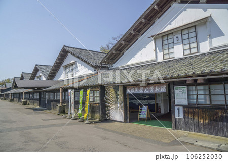 観光地の売店ののれんが見える店先 観光地の売店ののれんが見える店先 106252030