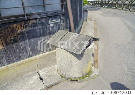 古い街角の昔の雨水タンク 106252031