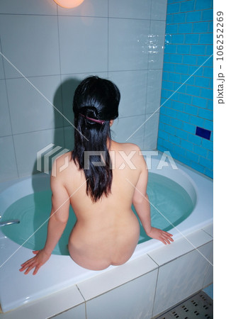 お風呂に入る若い女性 お風呂に入る若い女性 106252269