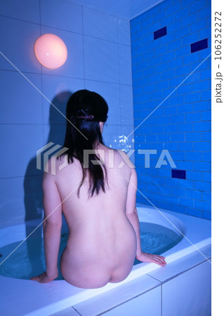 お風呂に入る若い女性 お風呂に入る若い女性 106252272