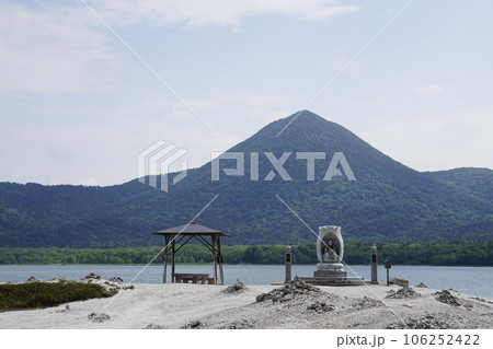 恐山の宇曾利湖の砂浜に建つ供養像 恐山の宇曾利湖の砂浜に建つ供養像 106252422