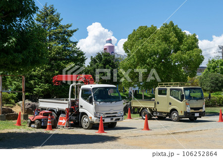 公園に並ぶ造園作業の車両 106252864