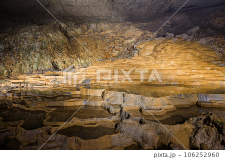 夏の秋芳洞 百枚皿 山口県美祢市 夏の秋芳洞 百枚皿 山口県美祢市 106252960