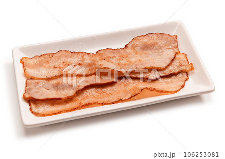 フライパンで焼いた薄切りベーコン 106253081