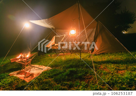 キャンプ場での焚き火 106253187