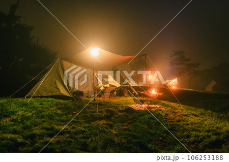 霧の中のキャンプ場 霧の中のキャンプ場 106253188