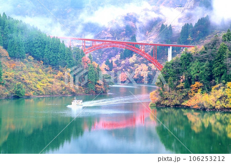 秋の庄川峡と観光船 106253212