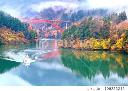 秋の庄川峡と観光船 106253213