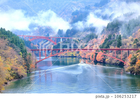 秋の庄川峡と観光船 106253217