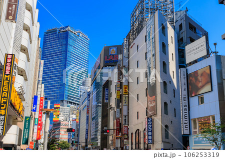 東京　渋谷区　文化村通りから見た 渋谷スクランブルスクエア 106253319