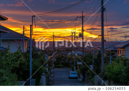2023夏　奈良市街地の夕景　電線や窓を黄金色に縁どる美しい夕焼け(横) 106254055