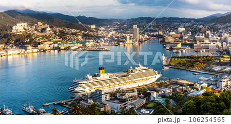 鍋冠山からの朝景色と客船　パノラマ　【長崎県長崎市】 106254565