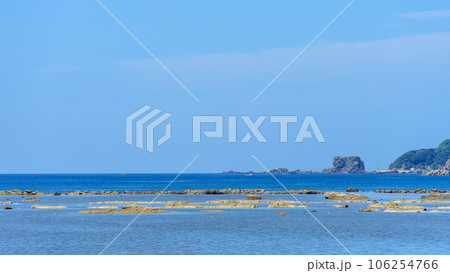 鵜ノ崎海岸と遠く潮瀬崎帆掛島を望む　男鹿半島 106254766