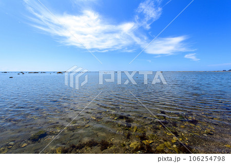 遠浅の鵜ノ崎海岸 きれいな海と青空 男鹿半島 遠浅の鵜ノ崎海岸 きれいな海と青空 男鹿半島 106254798