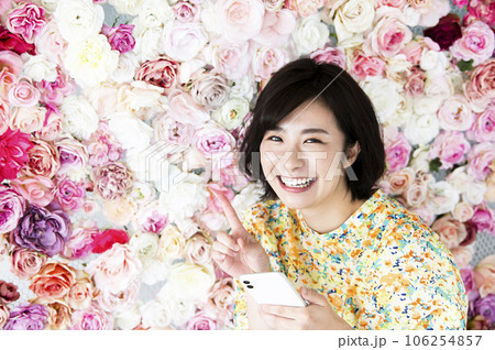 若い女性 スマートフォン 検索 イメージ 若い女性 スマートフォン 検索 イメージ 106254857