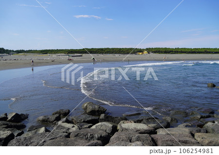 真夏の茅ヶ崎海岸 青空と海 真夏の茅ヶ崎海岸 青空と海 106254981