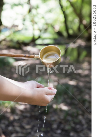 丸池様にある御水取り場で水に触れる子供手元　山形県観光スポット 106255053