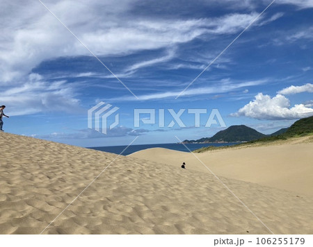 青い夏空と砂丘と緑の山 青い夏空と砂丘と緑の山 106255179