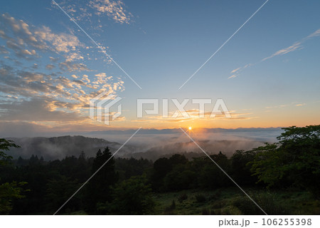雲海と朝日 茶臼山高原 雲海と朝日 茶臼山高原 106255398
