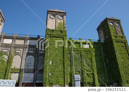 青空の下にそびえるレトロな建造物 青空の下にそびえるレトロな建造物 106255521