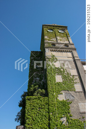 青空の下にそびえるレトロな建造物 青空の下にそびえるレトロな建造物 106255523