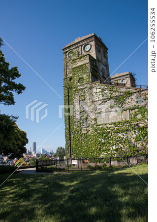 青空の下にそびえるレトロな建造物 106255534