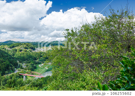 2023月ヶ瀬の夏　青空に浮かぶ白い雲と月ヶ瀬梅渓全景➂ 106255602