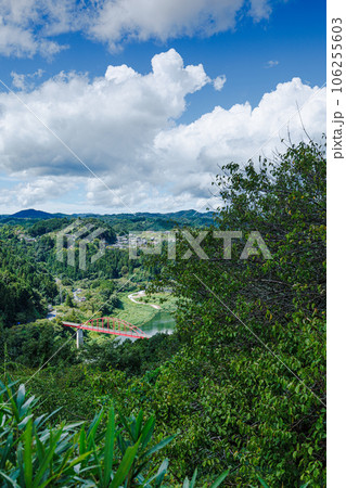 2023月ヶ瀬の夏　青空に浮かぶ白い雲と月ヶ瀬梅渓全景(縦) 106255603