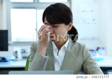 疲れを感じる女性会社員イメージ 疲れを感じる女性会社員イメージ 106255777