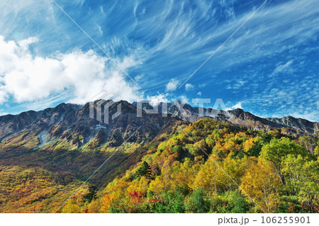 秋の立山黒部アルペンルート　立山ロープウェイからの展望 106255901