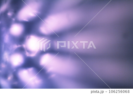 光を放つ紫色の抽象的背景素材(寒色系) 106256068