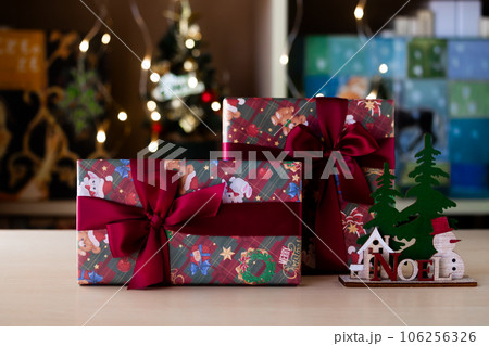 キラキライルミネーションバックのクリスマスプレゼント 106256326