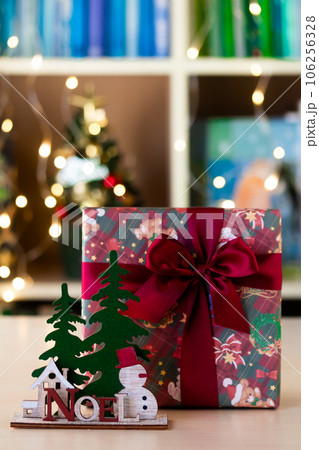 キラキライルミネーションバックのクリスマスプレゼント キラキライルミネーションバックのクリスマスプレゼント 106256328
