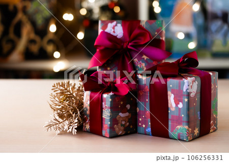 キラキライルミネーションバックのクリスマスプレゼント 106256331