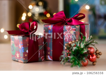 キラキライルミネーションバックのクリスマスプレゼント 106256338
