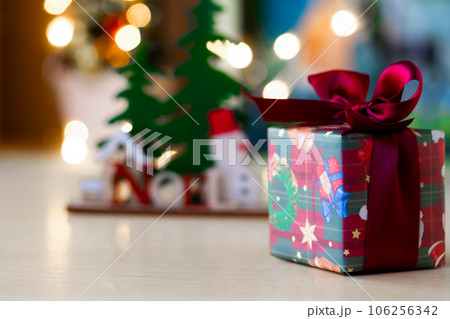 キラキライルミネーションバックのクリスマスプレゼント キラキライルミネーションバックのクリスマスプレゼント 106256342