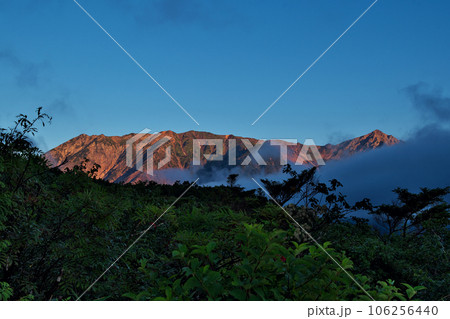 朝日に照らされる白馬三山のモルゲンロート 朝日に照らされる白馬三山のモルゲンロート 106256440