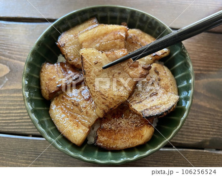 北海道十勝帯広名物の豚丼 甘辛いタレで焼いた豚肉の丼 北海道十勝帯広名物の豚丼 甘辛いタレで焼いた豚肉の丼 106256524