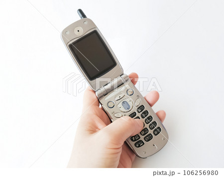 ガラケーを操作する 106256980