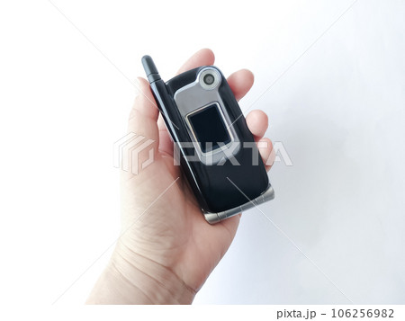 二つ折りのガラケー 106256982