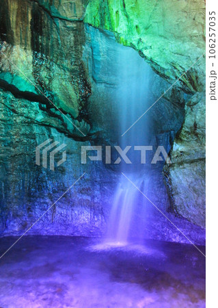 滝の風景/青系色にライトアップされた滝 滝の風景/青系色にライトアップされた滝 106257035
