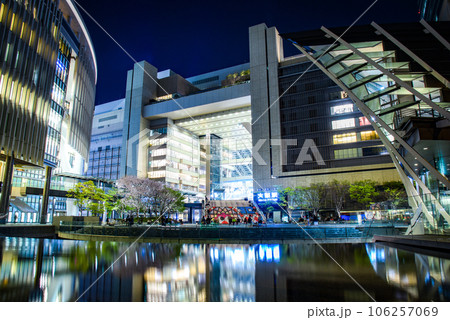 大阪駅北口うめきた広場の夜景 106257069