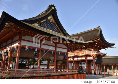 伏見稲荷大社　外拝殿と楼門【重要文化財】 106257168