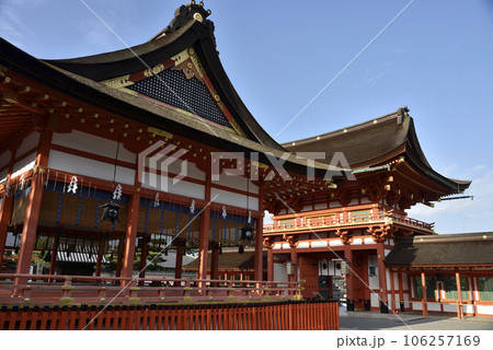 伏見稲荷大社　外拝殿と楼門【重要文化財】 106257169