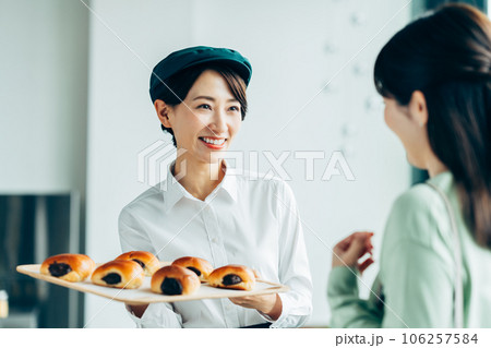接客するパン屋のスタッフ 106257584
