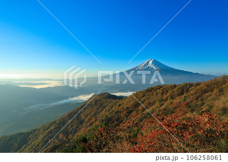 紅葉の三つ峠からの富士山眺望 山梨県河口湖町 紅葉の三つ峠からの富士山眺望 山梨県河口湖町 106258061