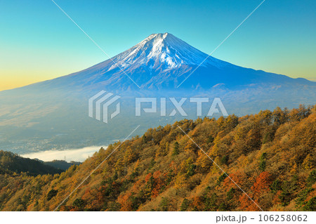紅葉の三つ峠からの富士山眺望 山梨県河口湖町 紅葉の三つ峠からの富士山眺望 山梨県河口湖町 106258062