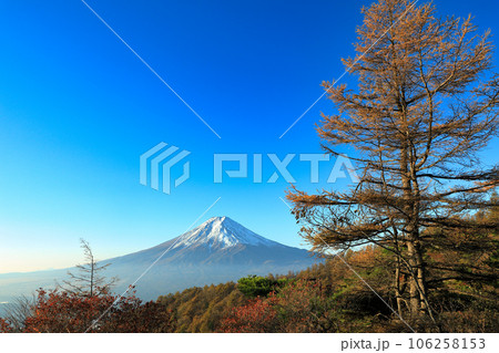 紅葉の三つ峠からの富士山眺望 山梨県河口湖町 紅葉の三つ峠からの富士山眺望 山梨県河口湖町 106258153