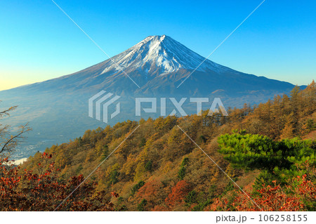 紅葉の三つ峠からの富士山眺望 山梨県河口湖町 紅葉の三つ峠からの富士山眺望 山梨県河口湖町 106258155